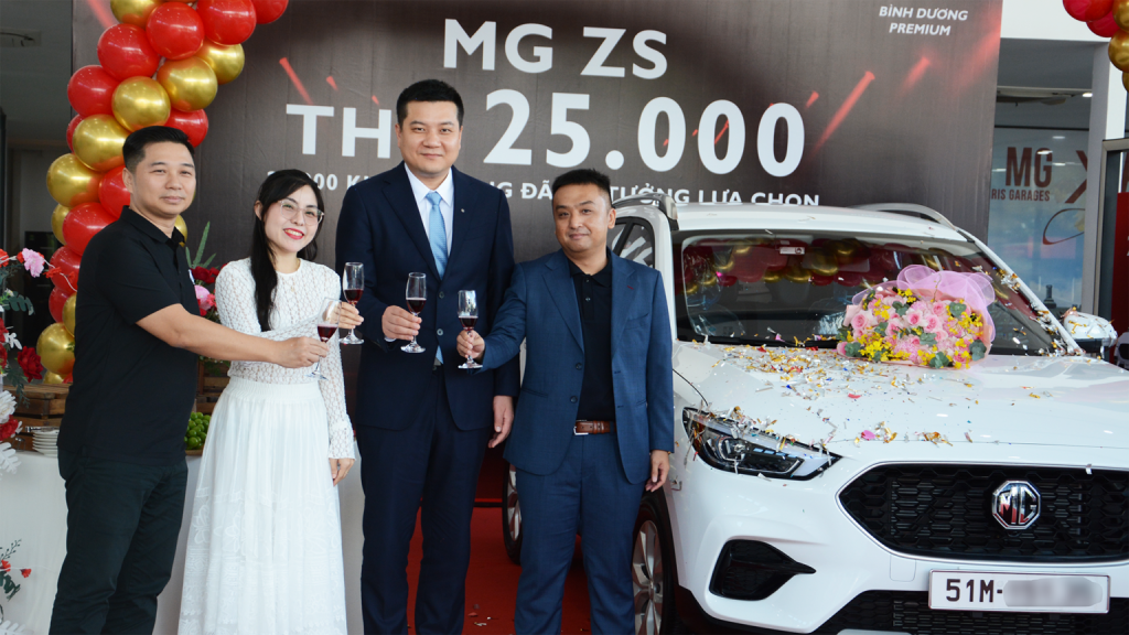 Ban Lãnh đạo MG Việt Nam, Đại lý MG Bình Dương chúc mừng khách hàng