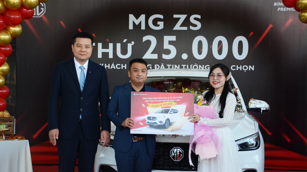 Đại diện Đại lý 3S Premium MG Bình Dương trao tặng phần quà đặc biệt đến khách hàng MG ZS thứ 25.000