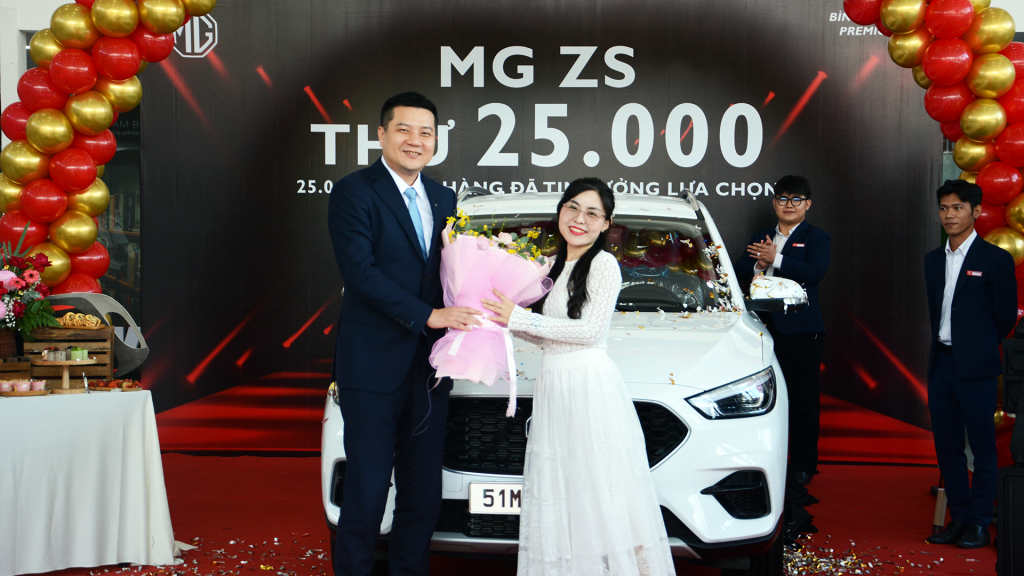 Tổng Giám đốc Cty TNHH SAIC Motor Việt Nam (MG Việt Nam) trao hoa tri ân khách hàng MG ZS thứ 25.000