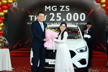Tổng Giám đốc Cty TNHH SAIC Motor Việt Nam (MG Việt Nam) trao hoa tri ân khách hàng MG ZS thứ 25.000