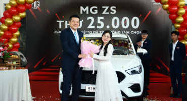 Tổng Giám đốc Cty TNHH SAIC Motor Việt Nam (MG Việt Nam) trao hoa tri ân khách hàng MG ZS thứ 25.000
