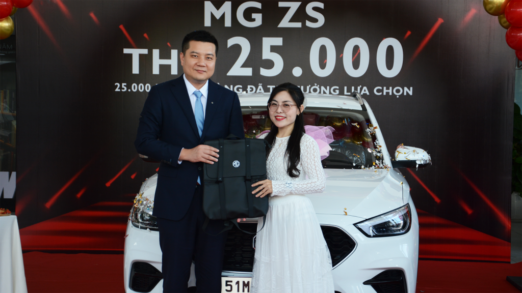 Tổng Giám đốc MG Việt Nam trao tặng quà lưu niệm đến khách hàng